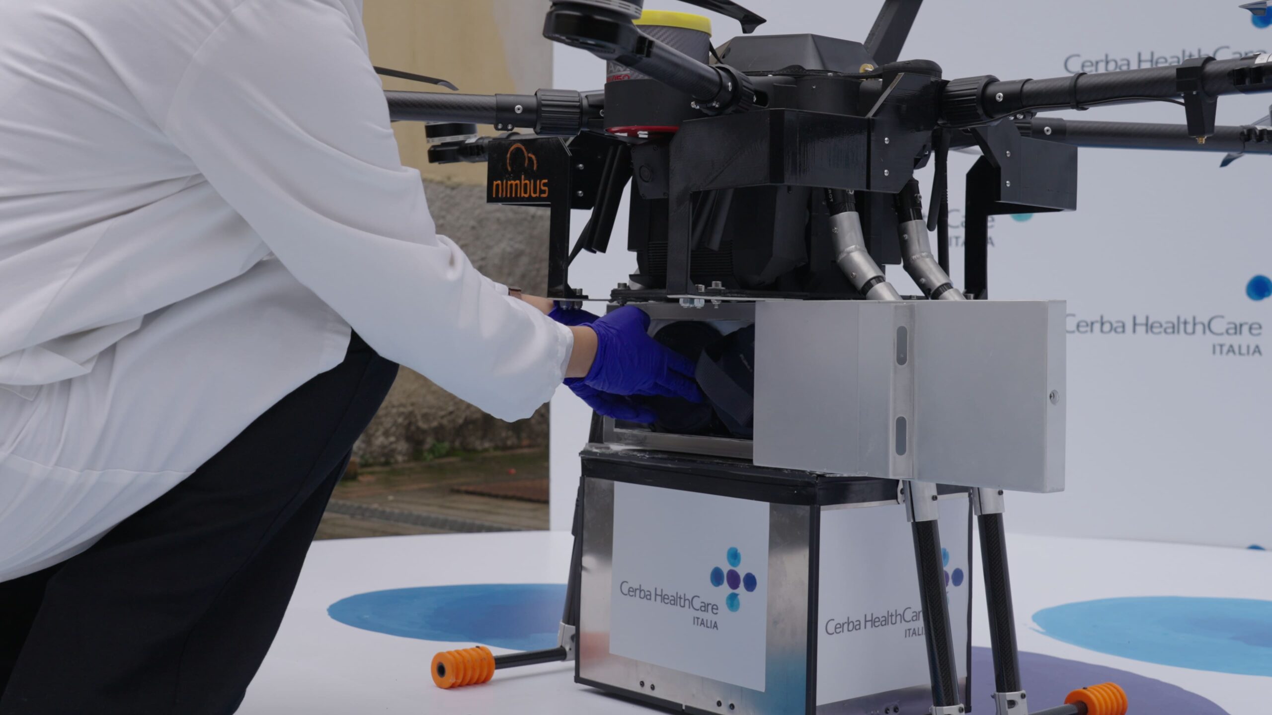 Operatore inserisce campione biologico nel drone