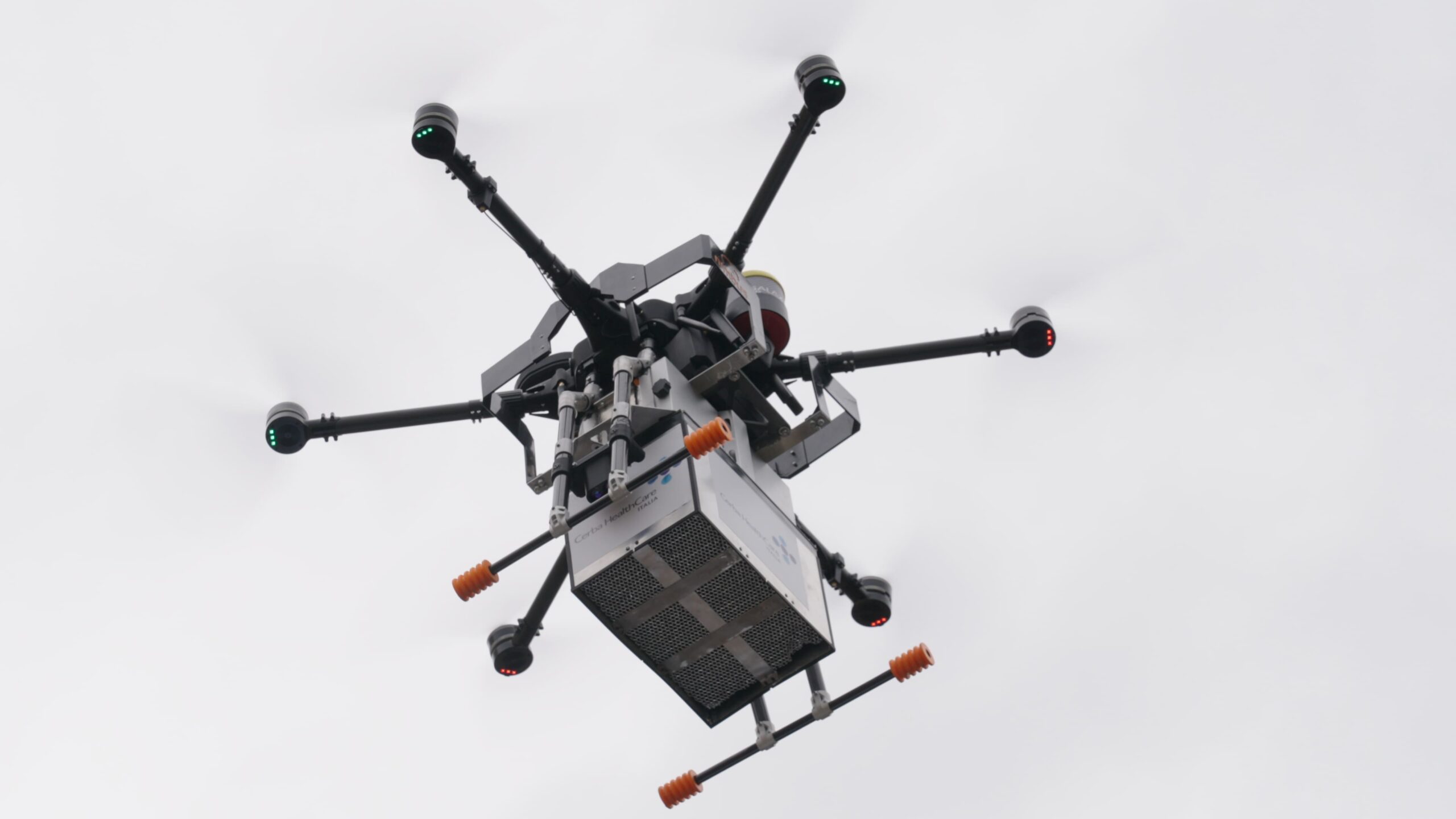 Drone con campioni biologici in volo