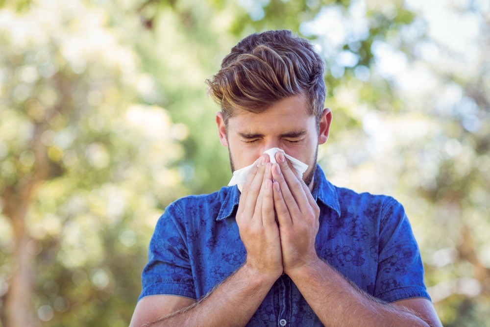 Un ragazzo che soffre di allergia rinite allergica