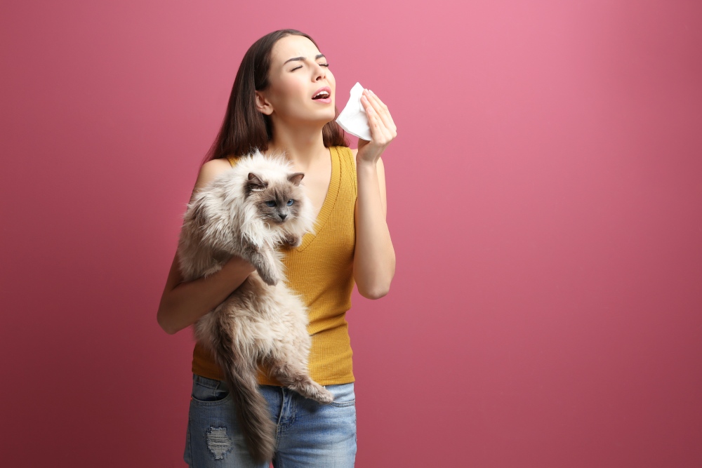 Una ragazza soffre di allergia al pelo degli animali