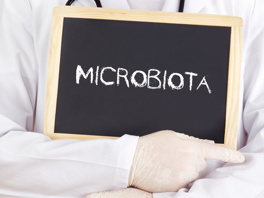 Lavagnetta tenuta in mano da un medico con scritto microbiota