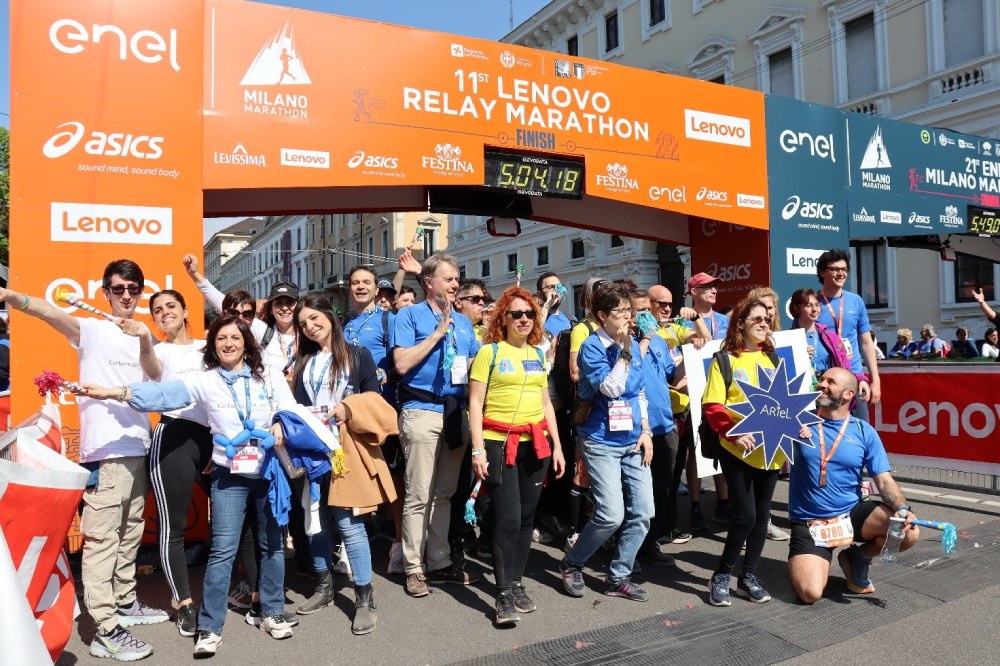 Foto dei runner della squadra Cerba HealthCare Italia corrono la Enel Milano Marathon