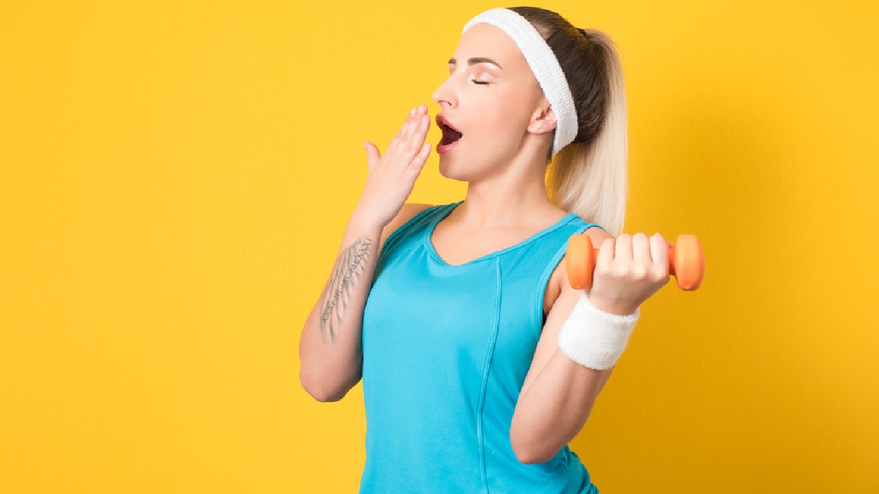 Ragazza presa dalla pigrizia tenta di fare sport