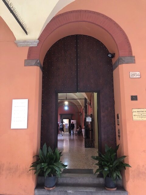 Poliambulatorio Bologna via Zamboni - entrata | Cerba HealthCare Italia
