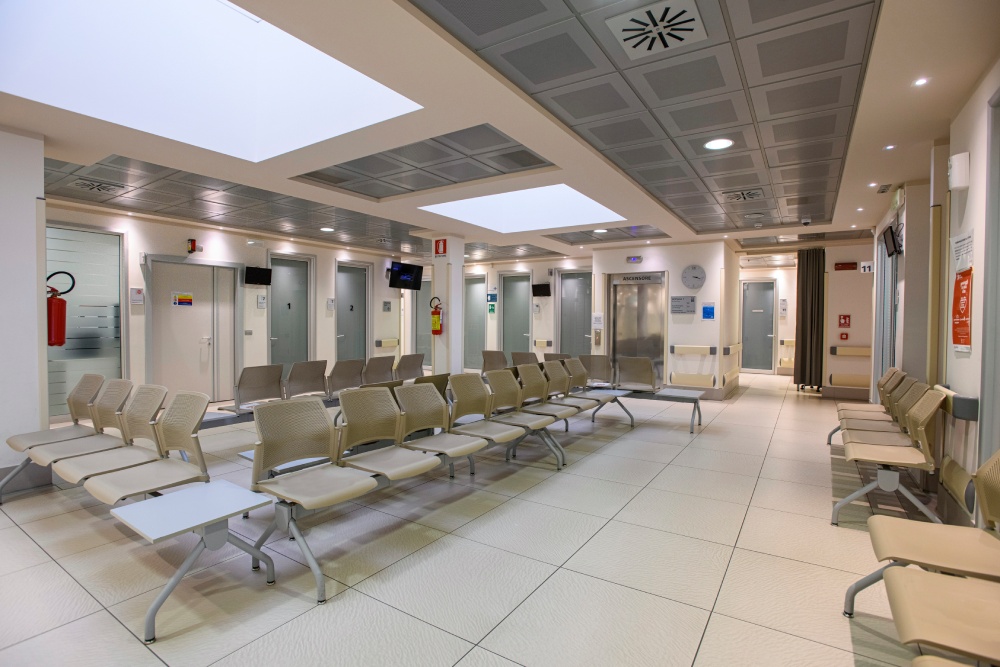 Sala accettazione pazienti del Poliambulatorio Curie Cerba HealthCare Italia