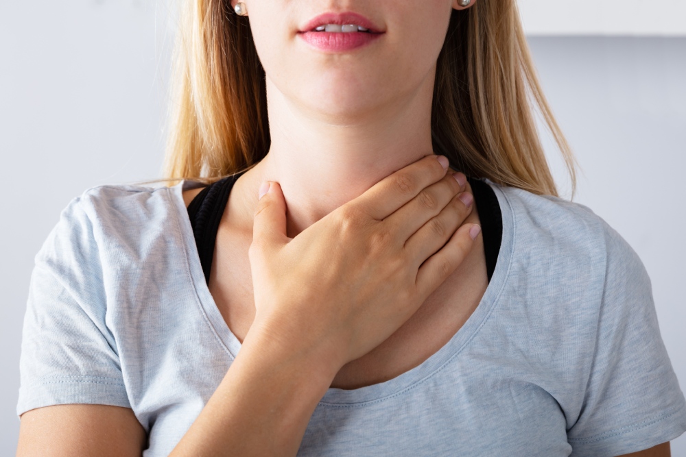 Ragazza in primo piano con dolori riconducibili alla tiroide