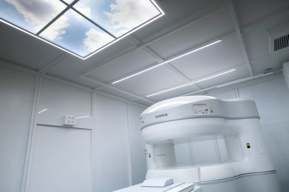 Soffitto che raffigura il cielo Risonanza Magnetica aperta Novara