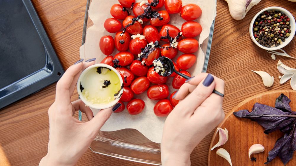 Porzioni alimentari usando il cucchiaio