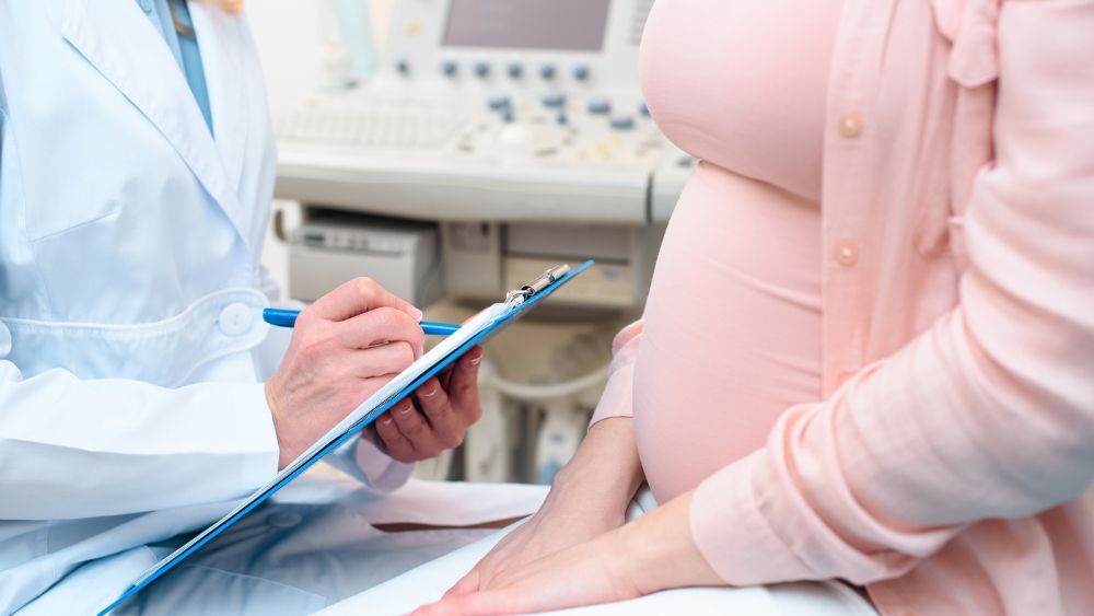 Visita medica a una donna in gravidanza