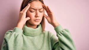 Una ragazza soffre di cefalea