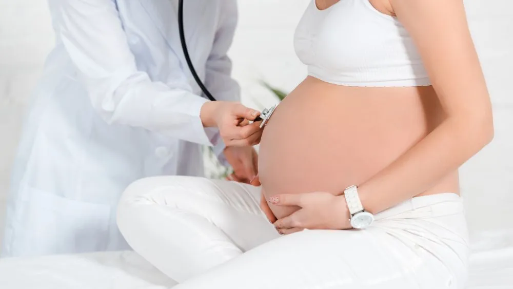 donna in gravidanza visitata da un dottore