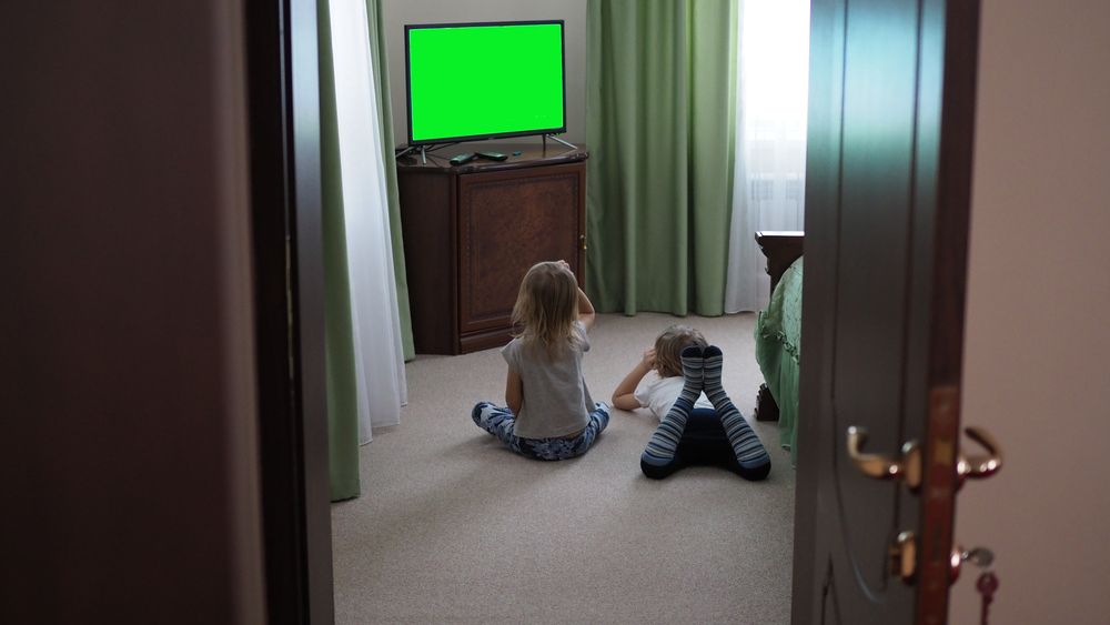 Due bambini davanti allo schermo della tv - Screen time nei bambini