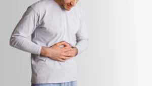 Un uomo si tiene la pancia, comportamento dovuti a problemi che legati a disturbi intestinali
