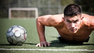 Ragazzo che fa attività sportiva su un campo da calcio - Quando lo sport può far male