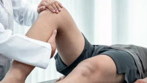 Medico ortopedico visita un paziente - design protesico