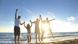 gruppo di ragazzi al mare - sole e abbronzatura benefici e rischi