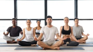 gruppo di persone sedute che meditano - L’importanza della connessione mente-corpo