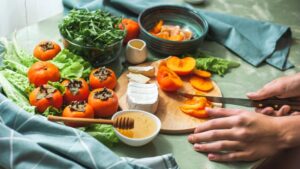 Frutta verdura disposti su un tavolo - Molecole bioattive e nutrienti essenziali in frutta e verdura 