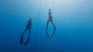 due atleti professionisti in apnea in immersione subaquea