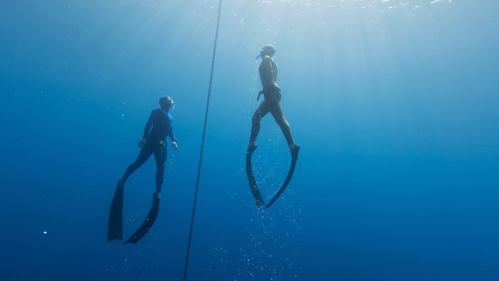 due atleti professionisti in apnea in immersione subaquea