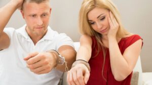 Una coppia uniti da delle manette - Le dipendenze relazionali nascono dalla paura
