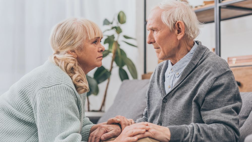 donna conforta una persona affetta da Alzheimer - Le novità nella ricerca per l’Alzheimer 