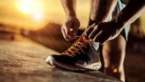 Una persona si allaccia la scarpa pronto per iniziare una sessione di allenamento - Sport e wellness 