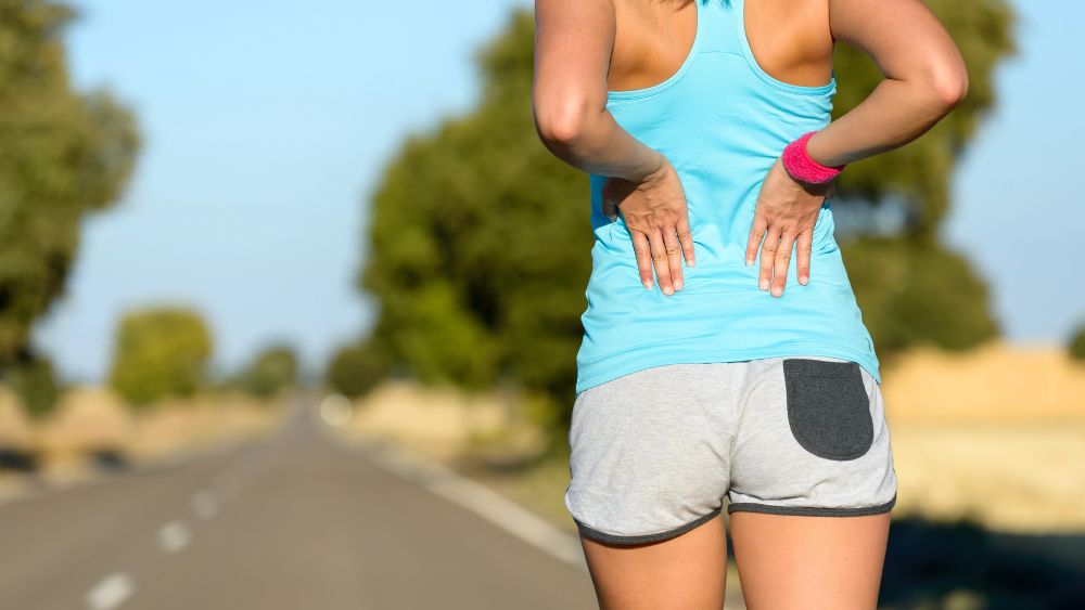 Ragazza fa sport all'aperto d'estate - Sport estivi i consigli per fare movimento e divertirsi in sicurezza