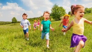 Gruppo di bambini che gioca in un prato
