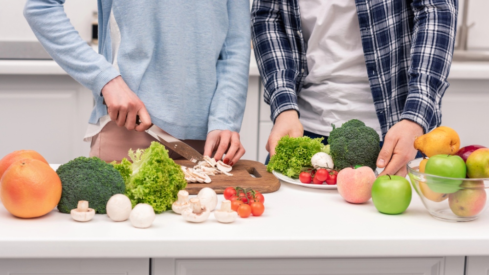 Coppia cucina alimenti vegetariano - Essere vegetariani riduce il rischio di avere problemi di salute 2