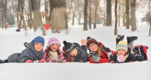 Immagine raffigurate un gruppo di bambini in salute sulle neve