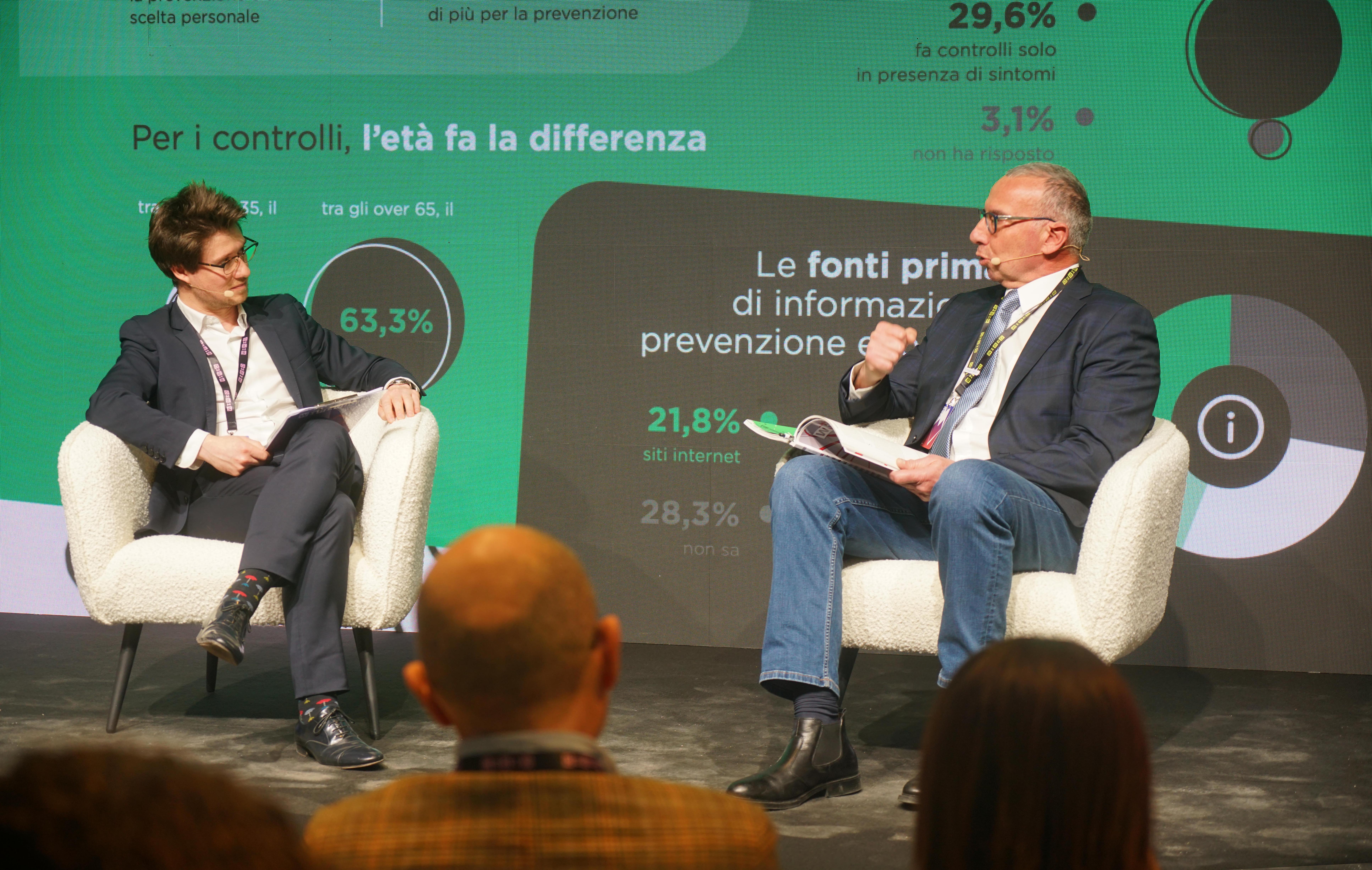 L'immagine raffigura lo speaker Carlucci intento a spiegare il suo discorso sul palco di Wired