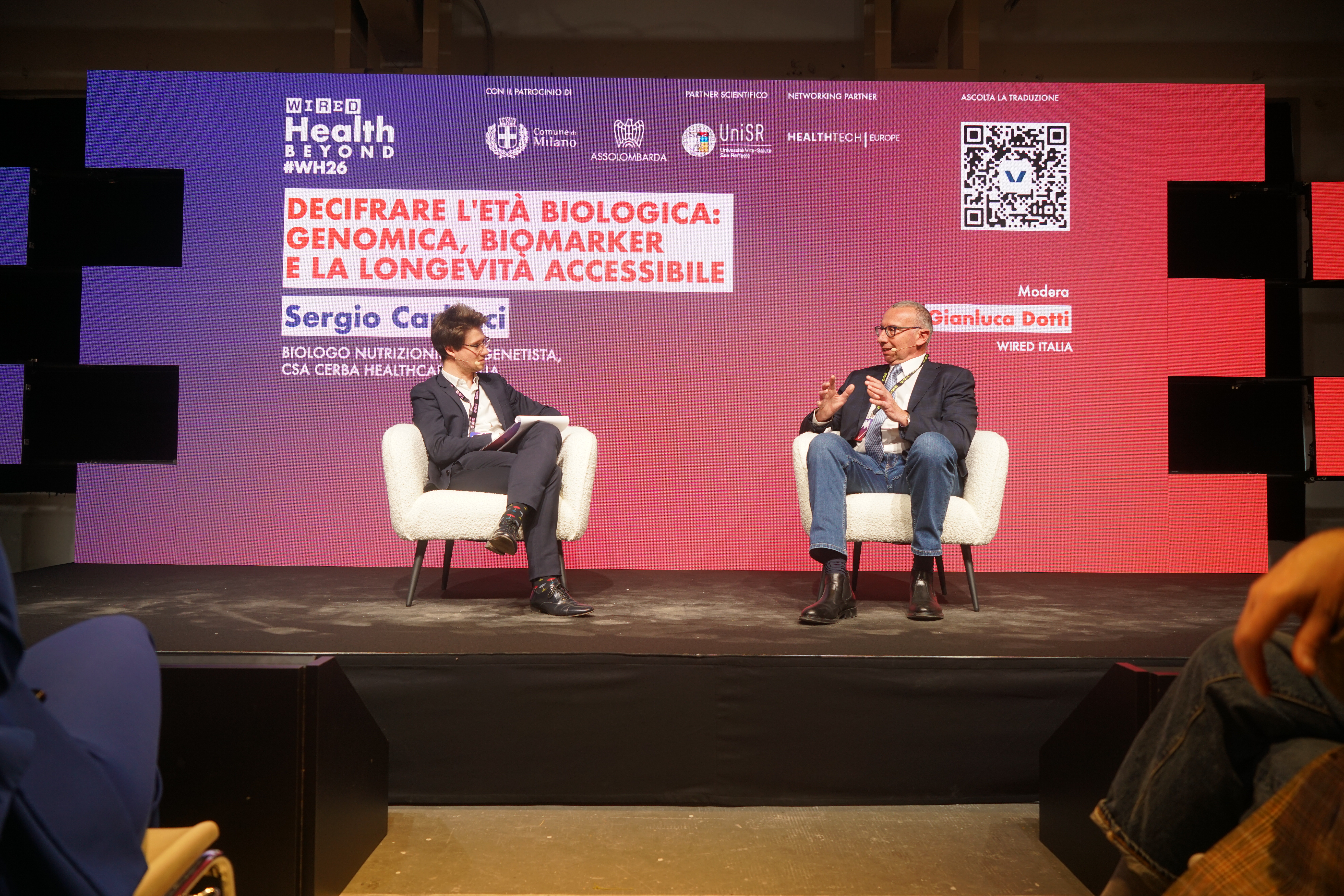 L'immagine raffigura lo speaker Carlucci sul palco di Wired