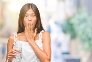 Immagine raffigurativa di una ragazza affetta dal singhiozzo