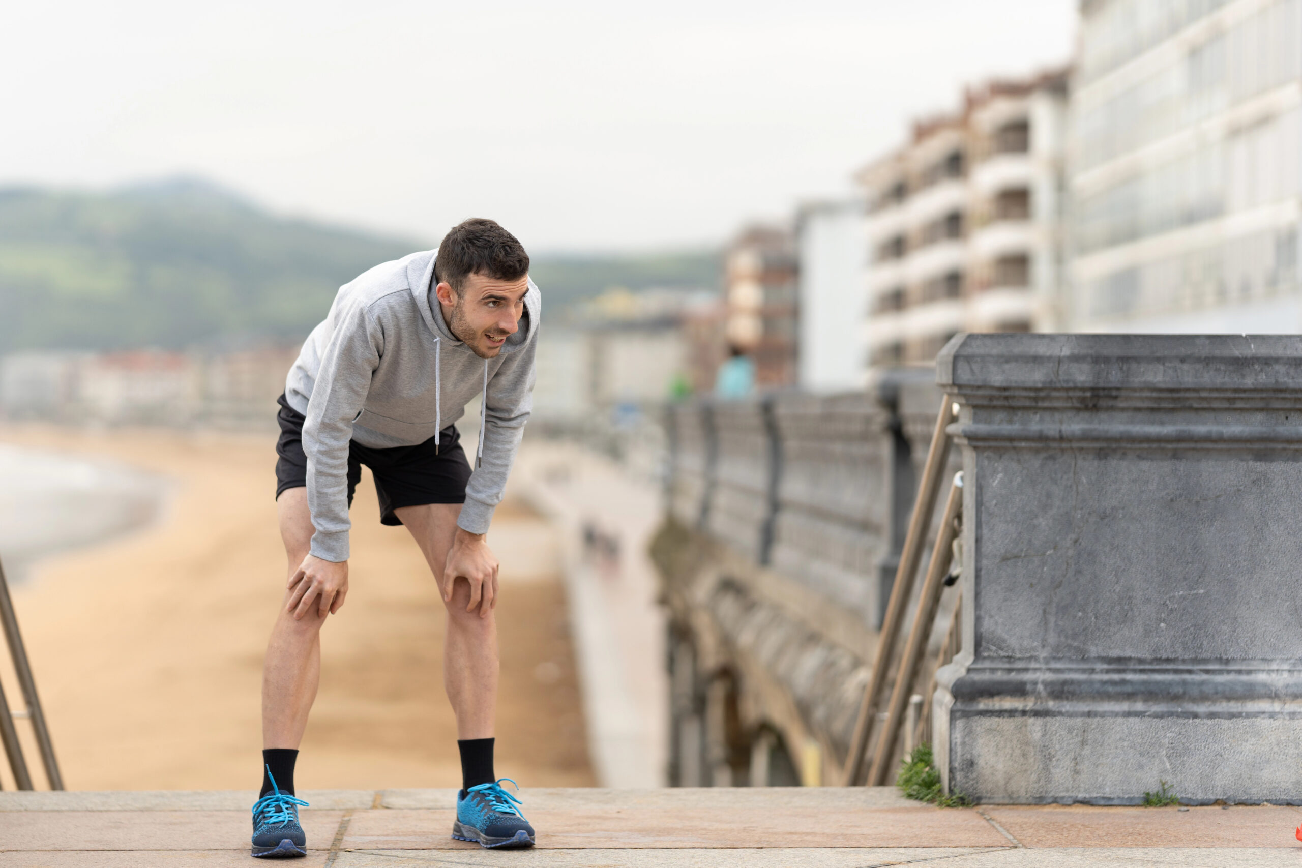 Immagine raffigurante un ragazzo che ha un attacco respiratorio dovuto all'allergia all'attività fisica